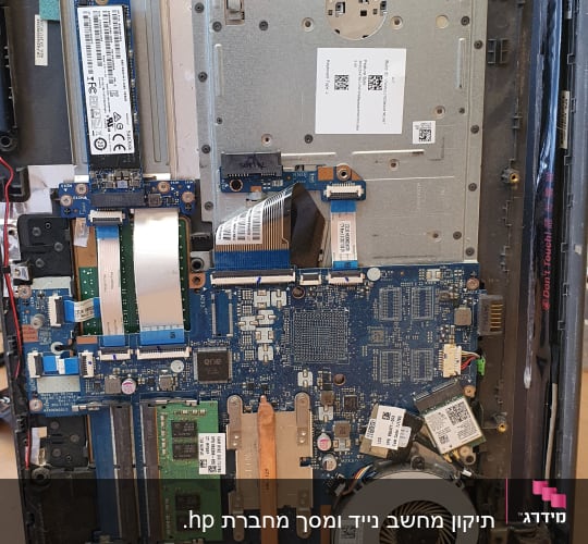 לוח אם של מחשב נייד עם רכיבים חשופים